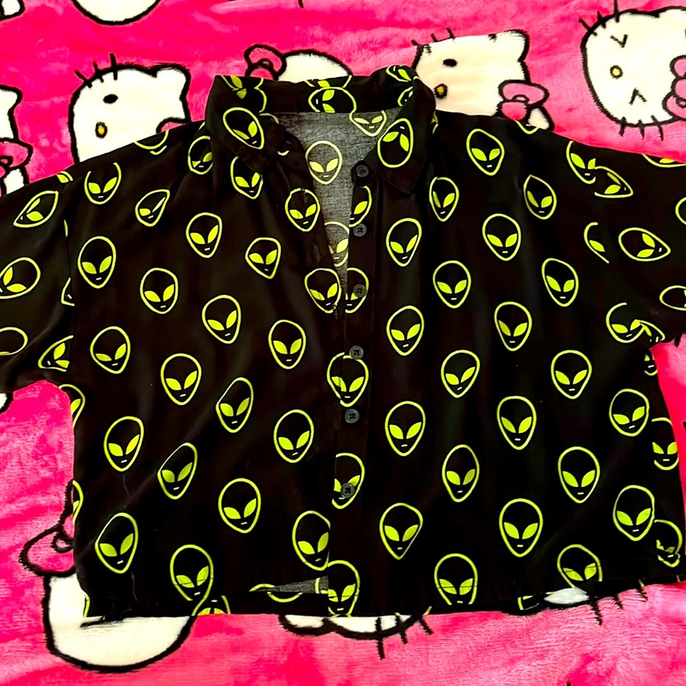 👽 ~ Forever21 alien cropped button down ~ 👽